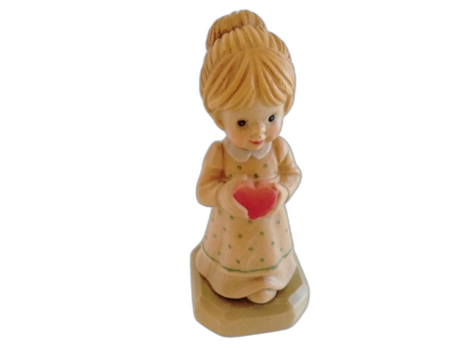 A-079 - Girl Holding Heart - Photo 1