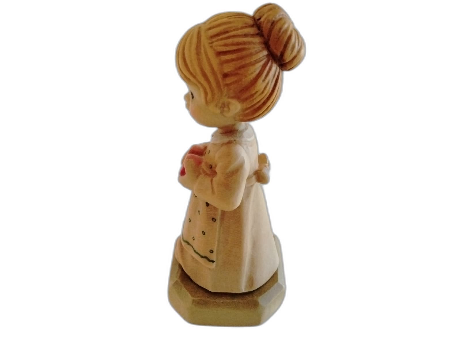 A-079 - Girl Holding Heart - Photo 2