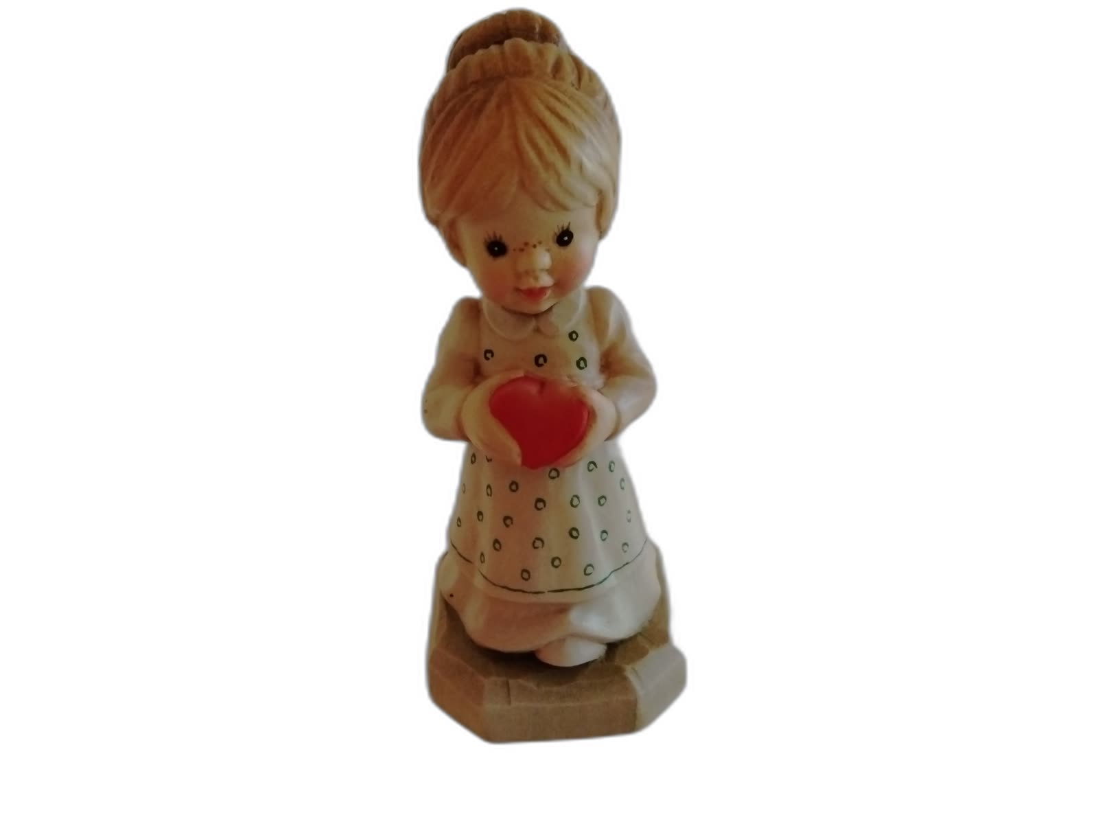 A-081 - Girl Holding Heart - Photo 1