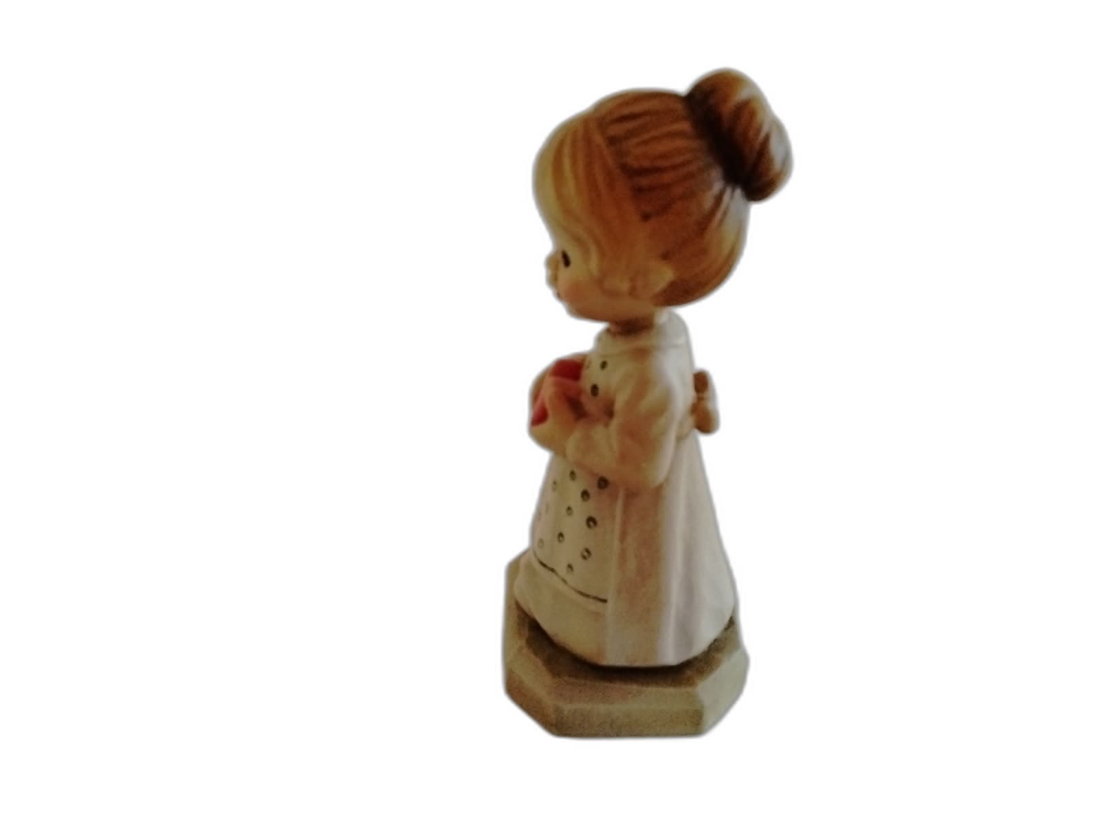 A-081 - Girl Holding Heart - Photo 2