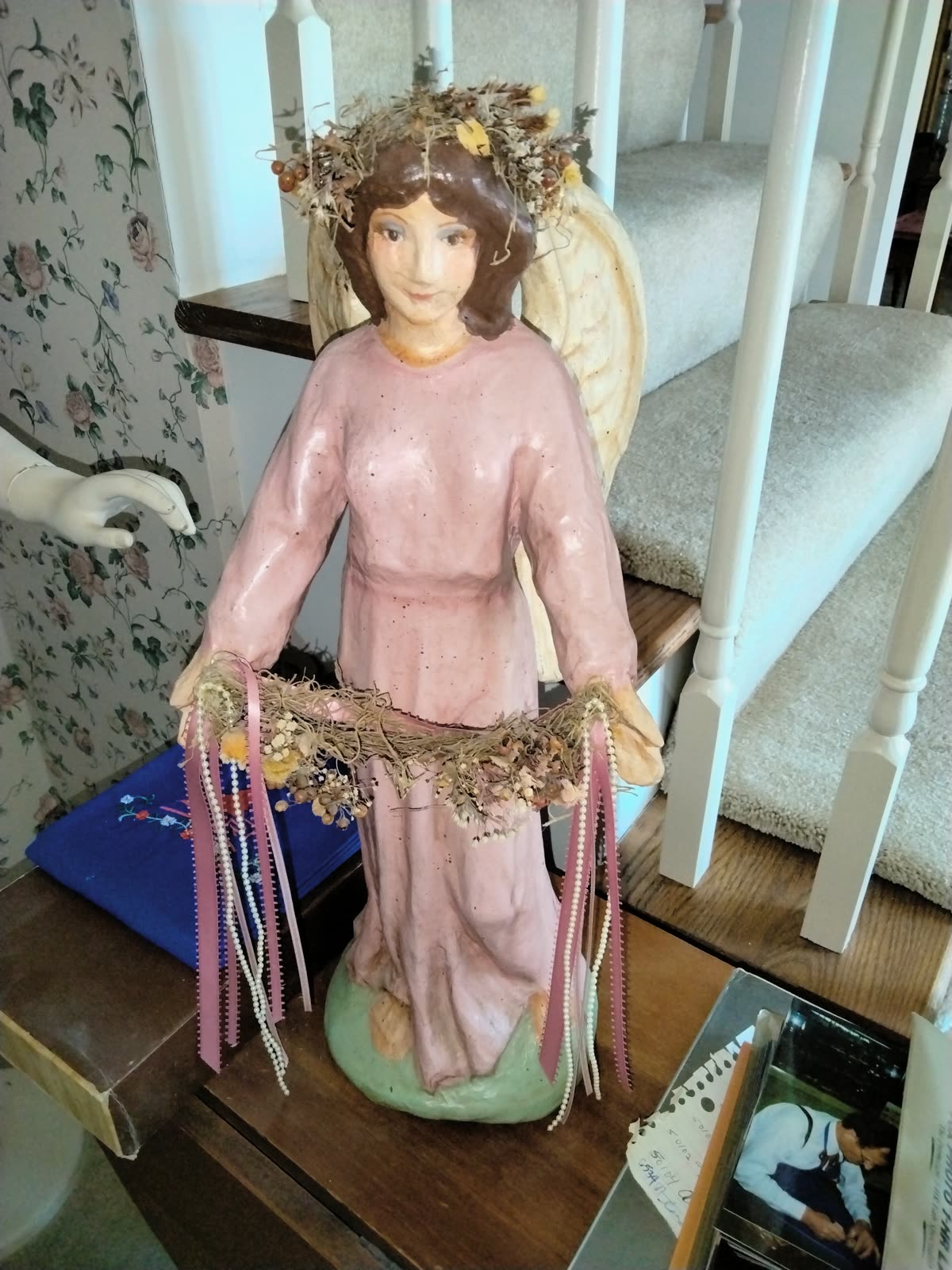 C3-005 Angel Figurine With Garland image 1