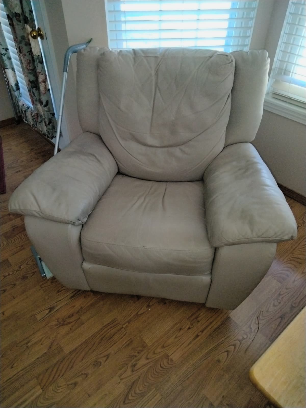 FM-008 (2) La-Z-Boy White Leather Recliners image 1