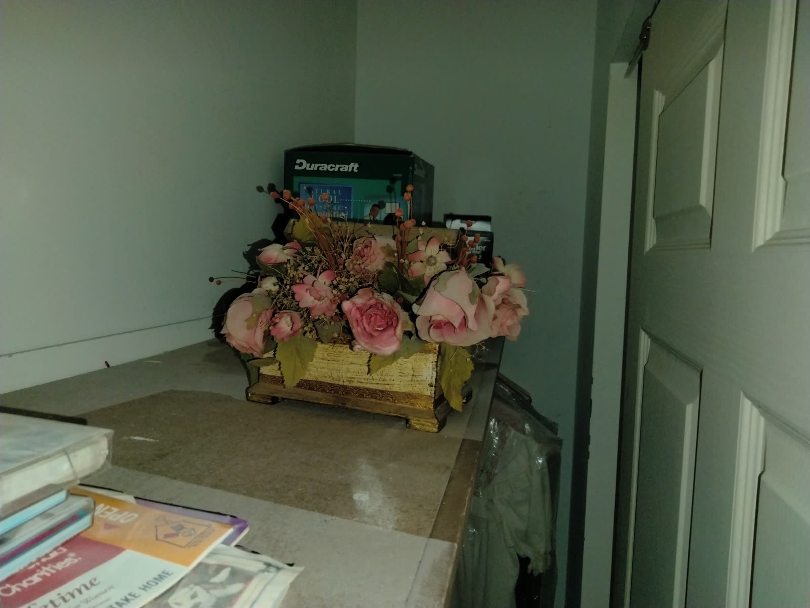 FL-021 Rose Centerpiece In Wooden Box image 1