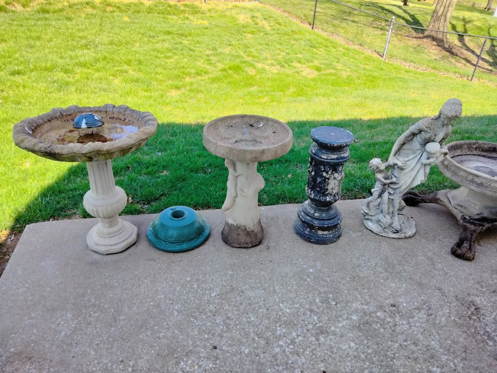OU-002 Birdbaths, Pedestals & Garden Décor image 1