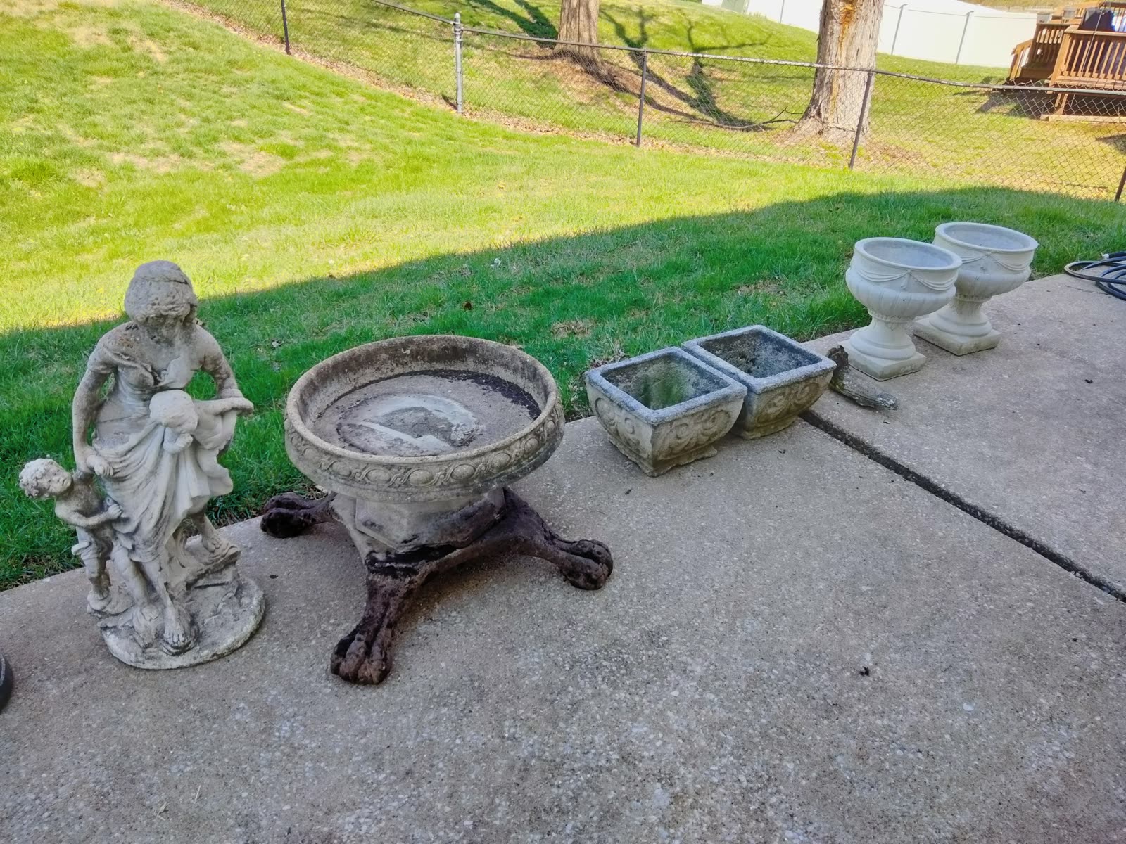 OU-003 Garden Statuary, Planters & Urns image 1