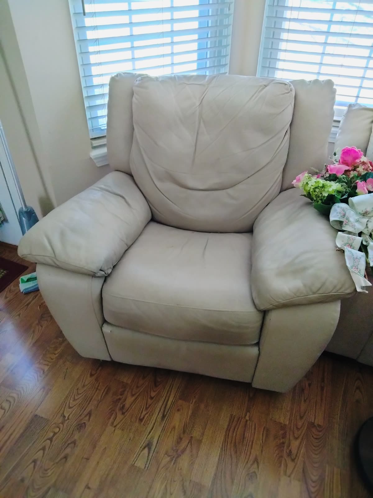 FM-008 (2) La-Z-Boy White Leather Recliners image 2